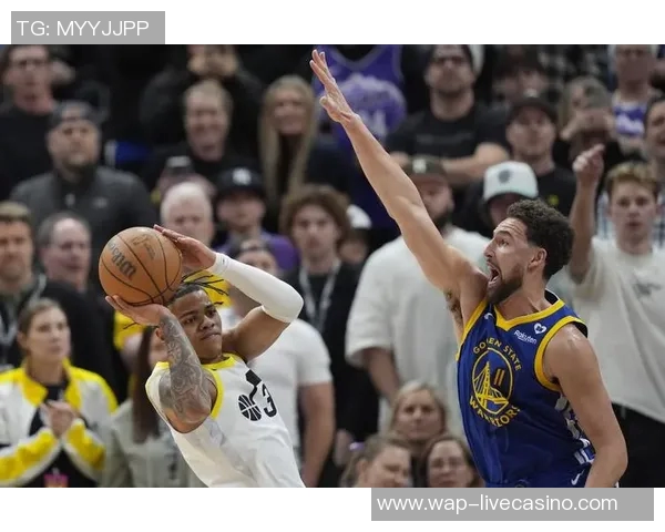 勇士与湖人激战正酣虎扑热议精彩瞬间与球员表现分析